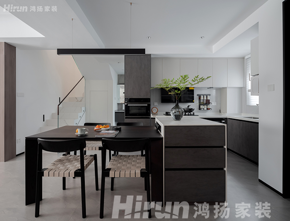130㎡北歐風，原木色電視墻越看越喜歡，黑白撞色的廚房不要太高級！
