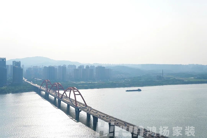 220㎡輕奢大宅，在超大弧形陽臺欣賞270度江景的品質生活