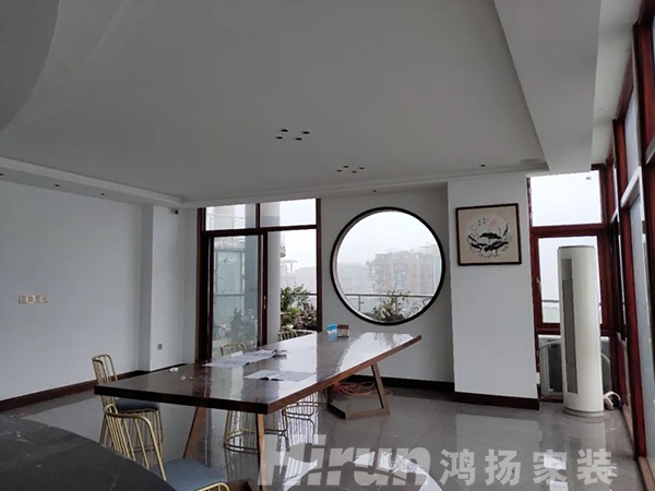 220㎡輕奢大宅，在超大弧形陽臺欣賞270度江景的品質生活