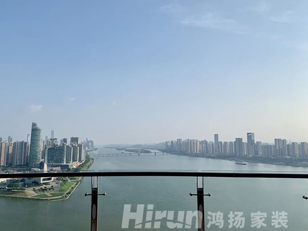220㎡輕奢大宅，在超大弧形陽臺欣賞270度江景的品質生活